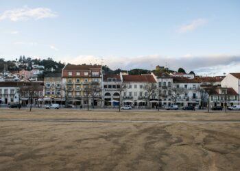 Covid-19: Casos activos de infecção por SARS-CoV-2 continuam a subir em Alcobaça e Nazaré