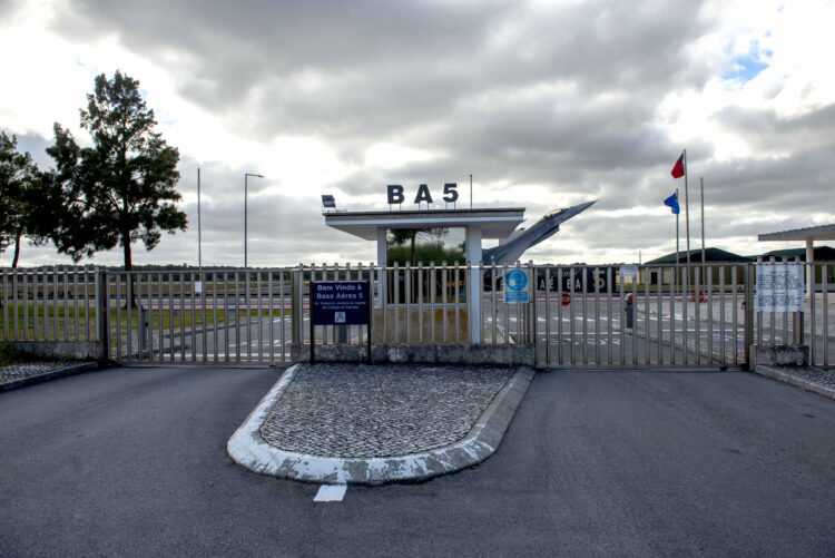 Amianto vai ser removido de edifícios da base aérea de Monte Real