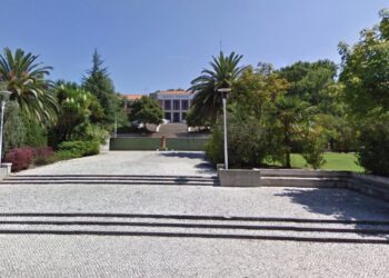 Homem condenado a um ano e oito meses de prisão com pena suspensa por ter agredido o pai