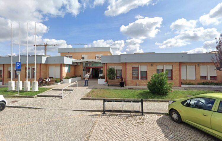 Vinte profissionais em isolamento obrigam a serviços mínimos em unidade de saúde familiar de Caldas