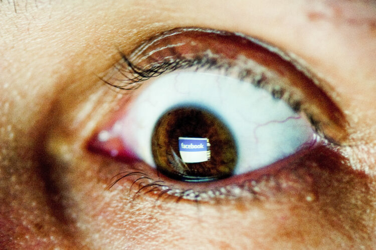 Vício pelas redes sociais arrasta cada vez mais adultos