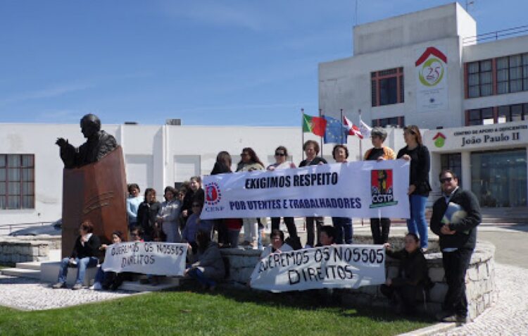 Funcionários do Centro de Apoio a Deficientes João Paulo II em greve