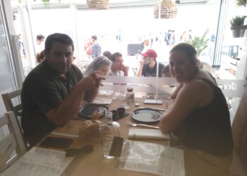 Na Nazaré, clientes dos restaurantes concentram-se nas esplanadas