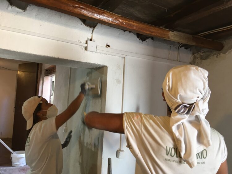 Jovens recuperam casas (e vidas) de famílias carenciadas em Óbidos