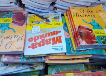 Escolas enviam centenas manuais para a reciclagem