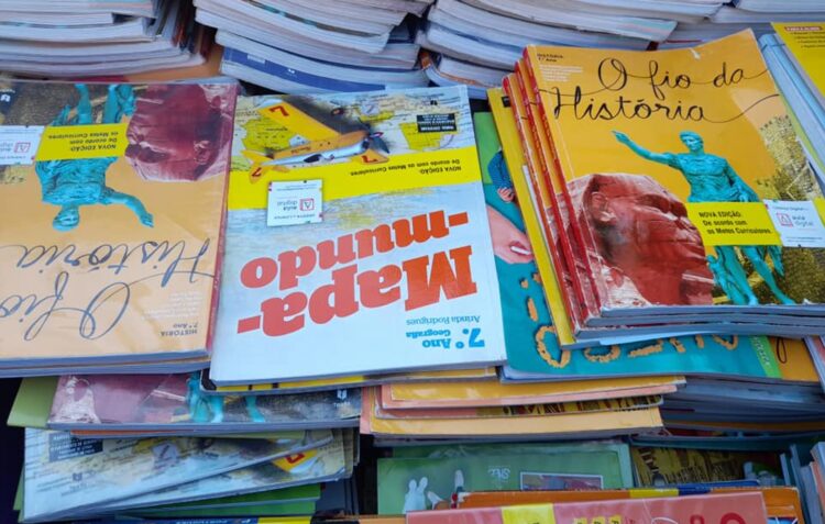 Escolas enviam centenas manuais para a reciclagem
