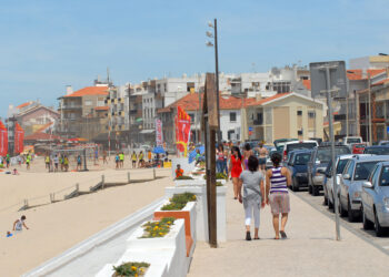 Valorlis visita praias para promover separação de resíduos