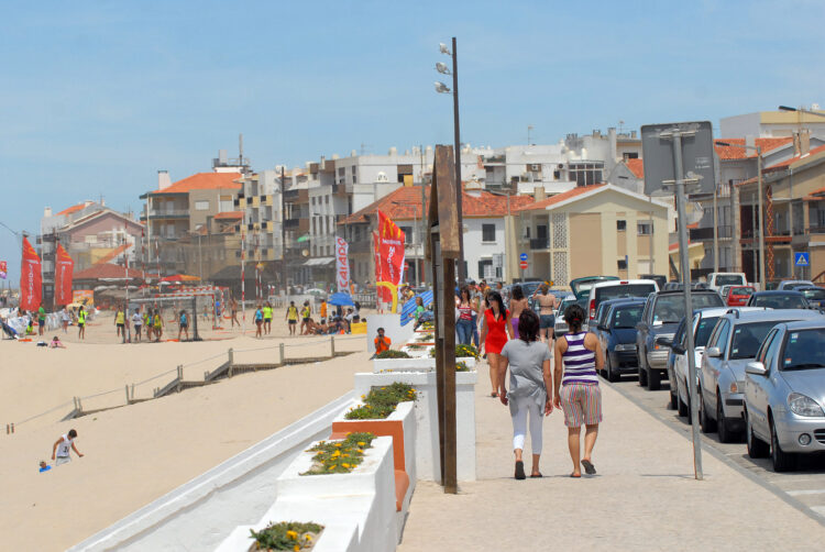 Valorlis visita praias para promover separação de resíduos