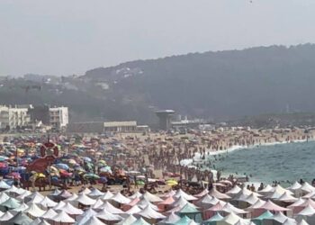 Imagem que apresenta a praia da Nazaré apinhada pode ser enganadora