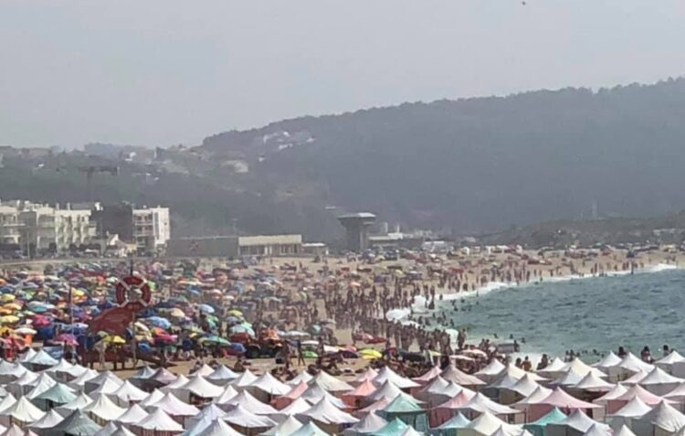Imagem que apresenta a praia da Nazaré apinhada pode ser enganadora