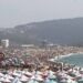 Imagem que apresenta a praia da Nazaré apinhada pode ser enganadora