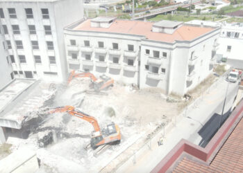 Já começou a demolição de hotel abandonado em Porto de Mós