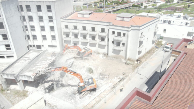 Já começou a demolição de hotel abandonado em Porto de Mós