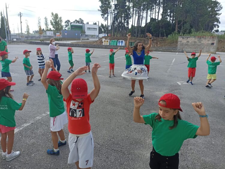 De pequeno se aprende a dançar o folclore