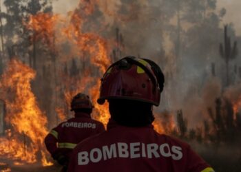 Incêndio em Olho Marinho na fase de rescaldo (actualizada)
