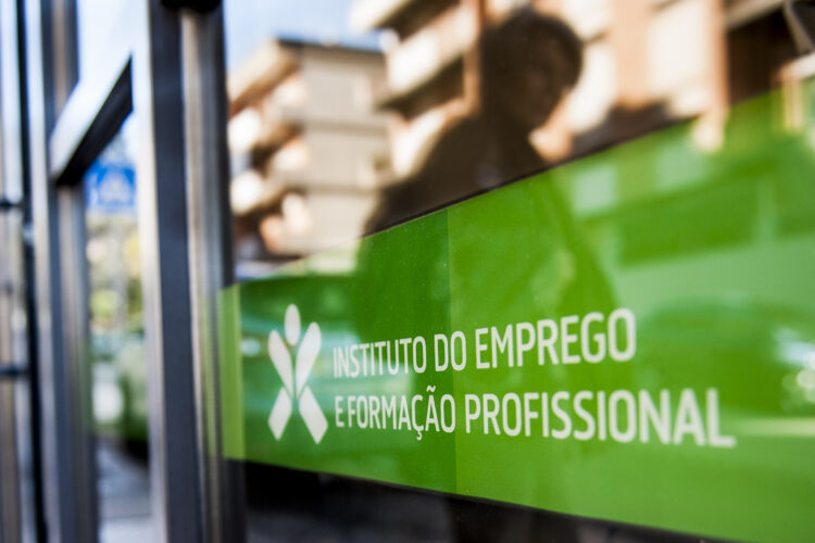 Assinado contrato para centro de formação profissional