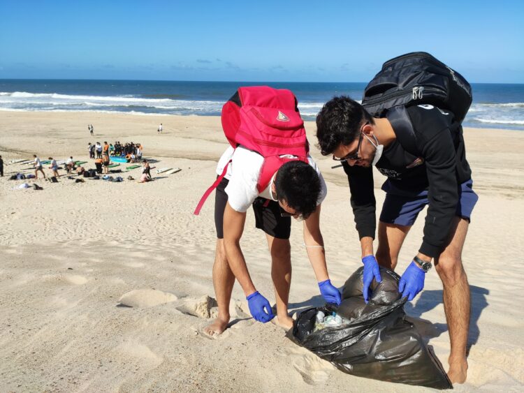 Voluntários limpam areal na Praia do Pedrógão