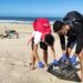 Voluntários limpam areal na Praia do Pedrógão