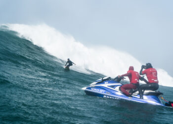 Sitiado num mar em turbilhão para filmar as surfadas mais arrepiantes