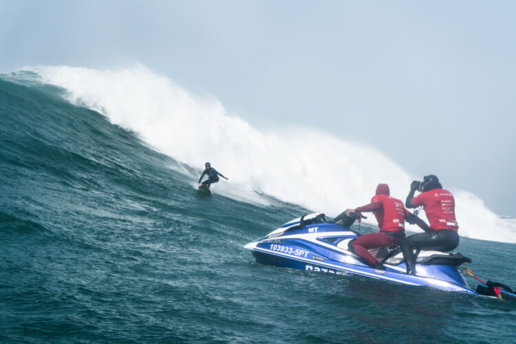 Sitiado num mar em turbilhão para filmar as surfadas mais arrepiantes