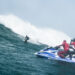 Sitiado num mar em turbilhão para filmar as surfadas mais arrepiantes
