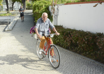 À beira dos 90 anos, a bicicleta é o seu meio de transporte