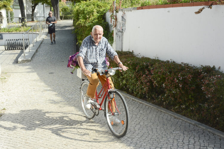 À beira dos 90 anos, a bicicleta é o seu meio de transporte