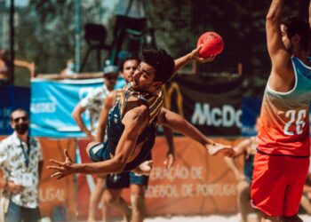 Cinco Mais Um: equipa movida a abraços vai jogar a Liga dos Campeões de andebol de praia
