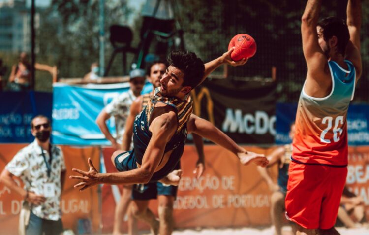 Cinco Mais Um: equipa movida a abraços vai jogar a Liga dos Campeões de andebol de praia