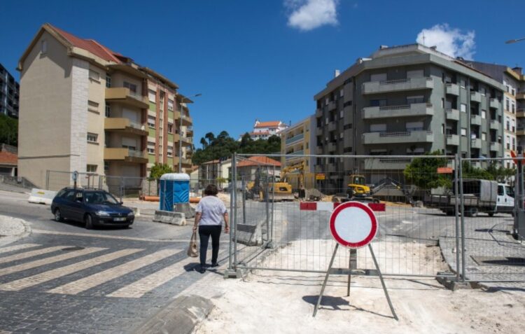 Obras na avenida Humberto Delgado regressam “em força” próxima semana