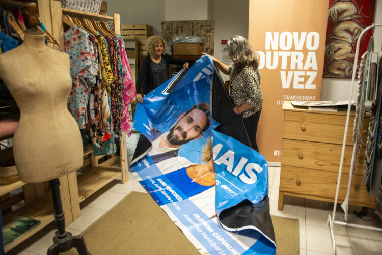 Cobrem lenha, redes de pesca e dão origem a sacos de compras. Há vida nova para os outdoors depois das eleições