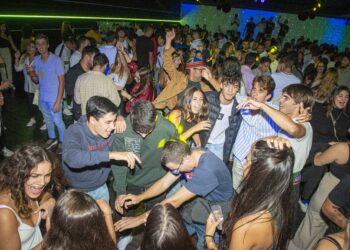 Discotecas abrem ano e meio depois com jovens sedentos de diversão