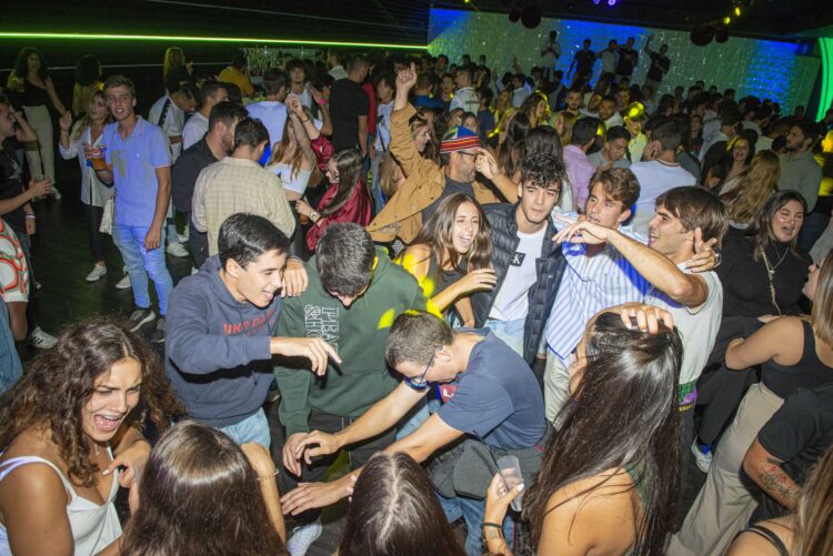 Discotecas abrem ano e meio depois com jovens sedentos de diversão