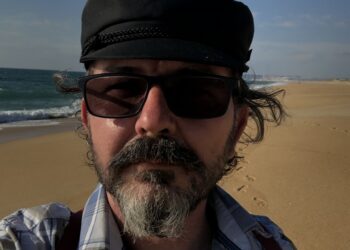 Mircea Albuțiu e Leiria, um encontro em 55 imagens e um livro