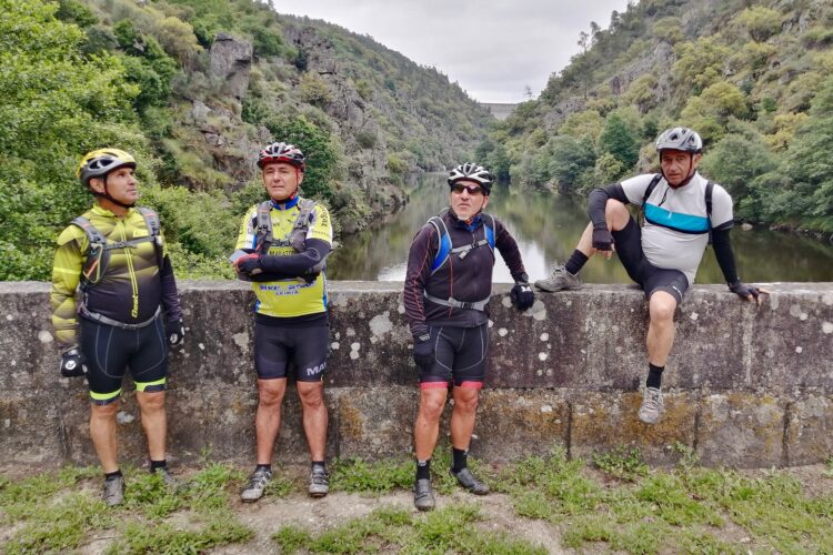 Mil e uma aventuras a pedalar dos quatro amigos da vida airada