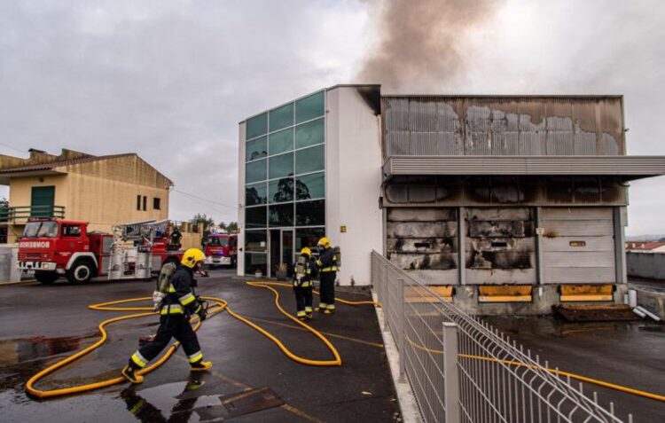 [Actualização] Incêndio em empresa de produtos químicos em Leiria fez um ferido
