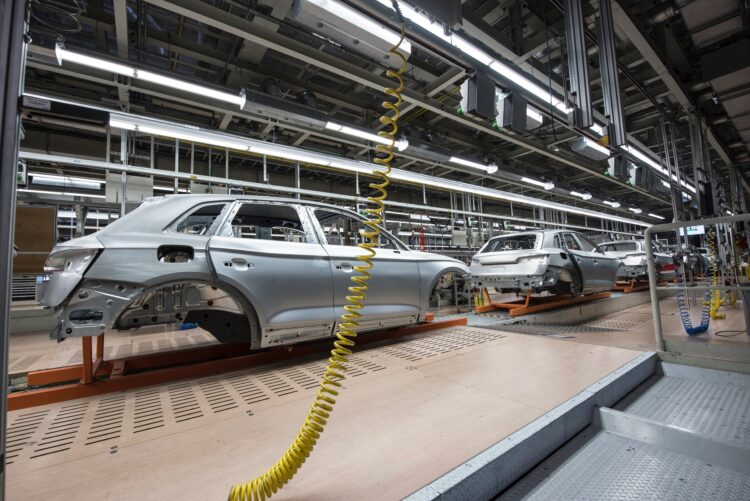 Falta de chips e semicondutores atrasa entrega de carros novos