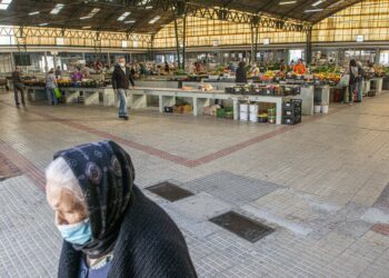 Vendedores e clientes reclamam obras no mercado municipal da Nazaré