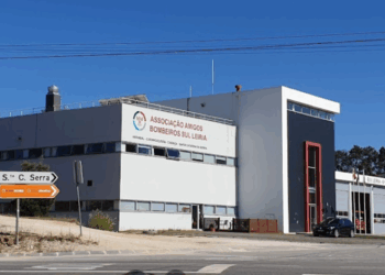 Sapadores de Leiria colocam ambulância  de socorro no quartel dos Cardosos