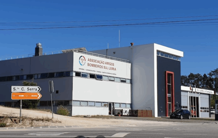 Sapadores de Leiria colocam ambulância de socorro no quartel dos Cardosos