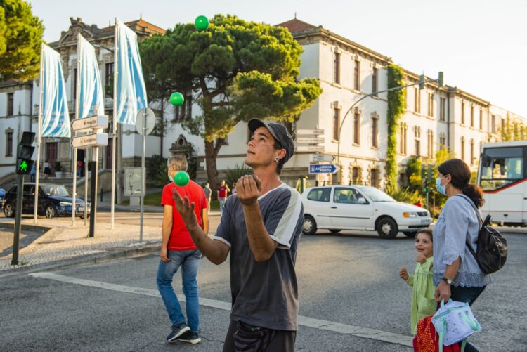 Estes malabares são feitos para caminhar