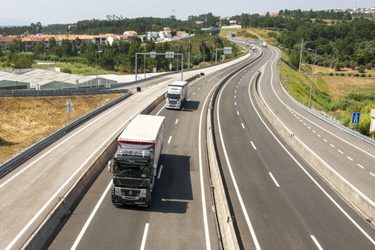 Transportes reduzem custos para aguentar subida dos combustíveis
