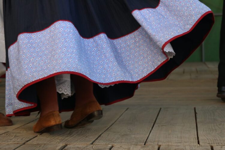Fatos com mais de cem anos e a típica saia de riscadilho