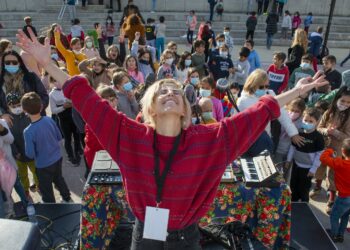 “Mais uma! Mais uma! Mais uma!” Um concerto com mosh para mostrar as profissões da música na escola