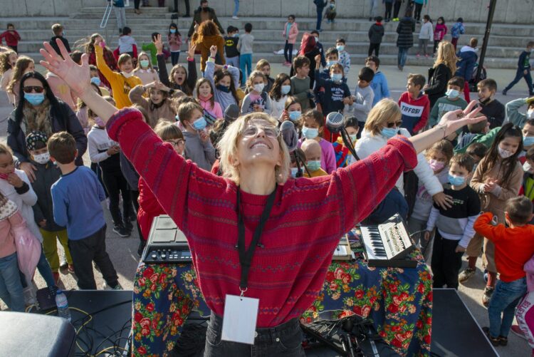 “Mais uma! Mais uma! Mais uma!” Um concerto com mosh para mostrar as profissões da música na escola