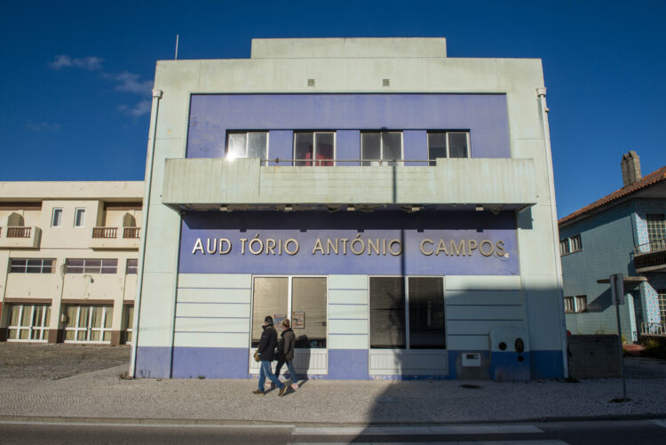 Auditório António Campos está fechado e cada vez mais degradado