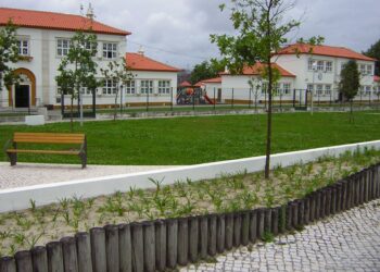 Escola onde professora caiu segunda-feira vai ser reabilitada