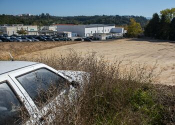 Escola Correia Mateus, em Leiria, contesta parque de estacionamento