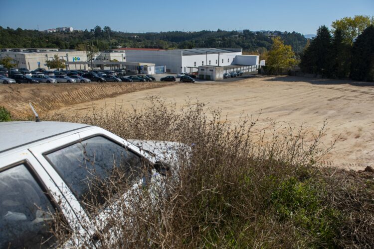 Escola Correia Mateus, em Leiria, contesta parque de estacionamento