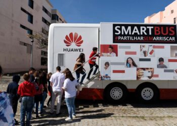 SmartBus da Huawei esta quinta-feira em Leiria para promover educação digital